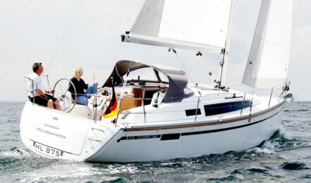 Heckansicht unter Segel der Bavaria cruiser 34 Larabay in Heiligenhafen