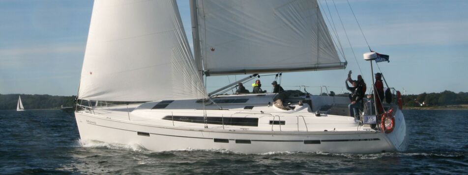 Backbord Aussenansicht unter Segeln in Schräglage der Bavaria Cruiser 46 Momo in Heiligenhafen