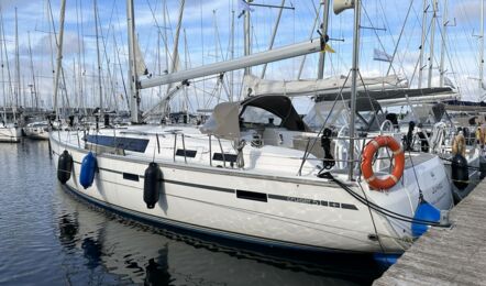 Backbord Heck Aussenaufnahme der Bavaria cruiser 51 "Jumbo" in Heiligenhafen mit alter Sprayhood