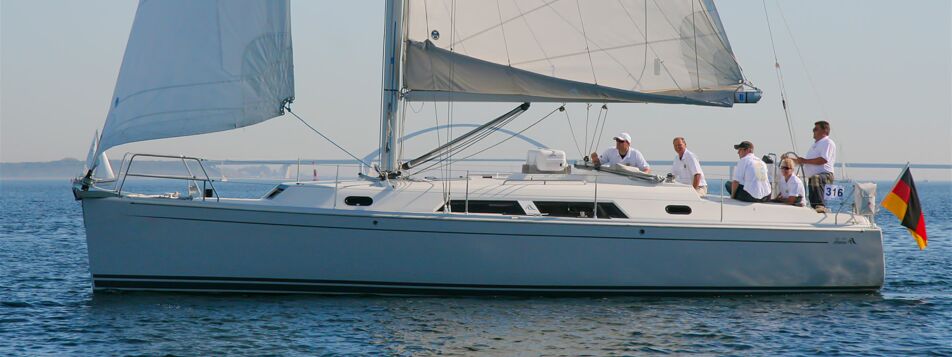 Backbord Aussenaufnahme der Hanse 370 "Minie" in Heiligenhafen