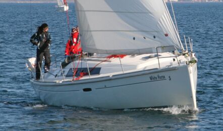 Bug Steuerbord Aussenaufnahme der Oceanis 37 "White Horse" in Flensburg