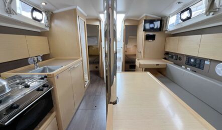 Salon und Pantry Innenaufnahme der Oceanis 38 "Ulysses" in Heiligenhafen