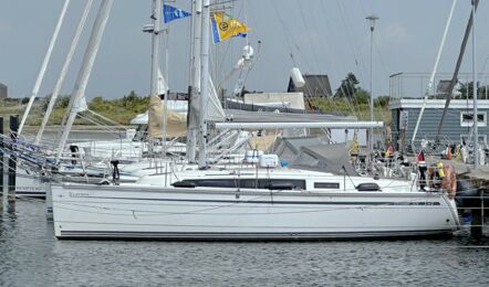 Backbord Aussenaufnahme der Bavaria cruiser 33 "Claysea" in Barth