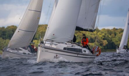 Backbord Bugansicht der Bavaria Cruiser 34 "Loop" in Flensburg