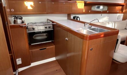 Pantry Innenaufnahme der Oceanis 37 "Summertime" in Heiligenhafen