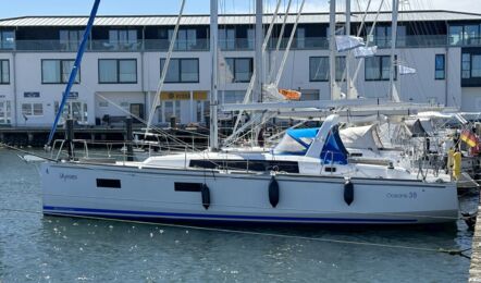 Steuerbord Aussenaufnahme der Oceanis 38 "Ulysses" in Heiligenhafen