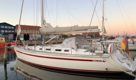 Backbord Ansicht am Steg anliegend der Vilm 41 Cruiser "Karoline" in Barth