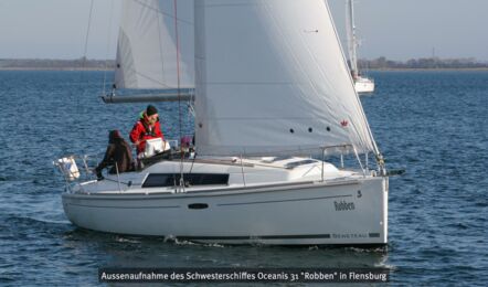 Steuerbord Aussenaufnahme des Schwesterschiffes Oceanis 31 "Robben" in Flensburg