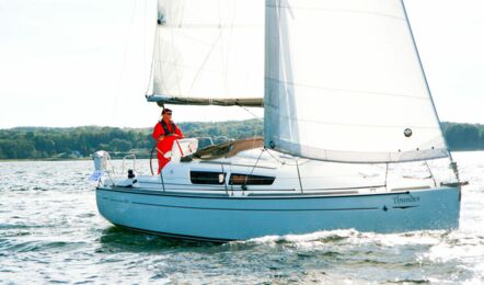 Aussenaufnahme der Sun Odyssey 30i Thunder in Flensburg