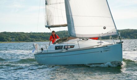 Steuerbord Bugansicht der Sun Odyssey 30i Thunder in Flensburg