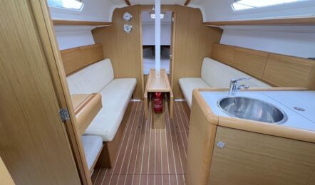 Salon Innenaufnahme der Sun Odyssey 30i Thunder in Flensburg