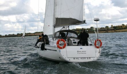 Heckansicht unter Segel der Bavaria cruiser 46 Galaxy in Flensburg