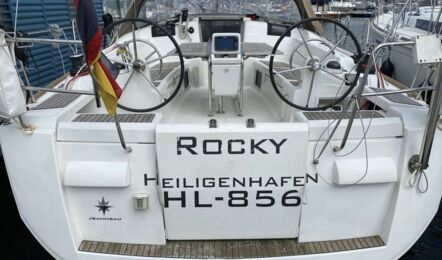 Heckansicht mit Steuerräder und Cockpit am Steg der Sun Odyssey 409 Rocky in Flensburg