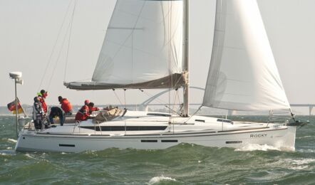 Steuerbord Aussenaufnahme der Sun Odyssey 409 Rocky in Flensburg