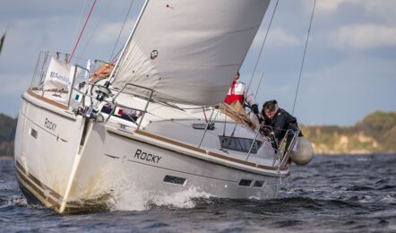 Bugansicht der Sun Odyssey 409 Rocky in Flensburg