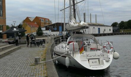 Heckaufnahme am Hafen anliegend der Vilm 41 Cruiser "Karoline" in Barth