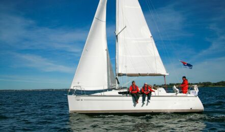 Backbordansicht unter Segel der Sun Odyssey 30i Thunder in Flensburg