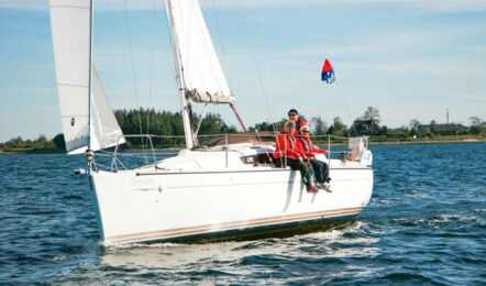 Backbord Bugansicht der Sun Odyssey 30i Thunder in Flensburg