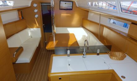 Pantry und Salon Innenaufnahme der Sun Odyssey 379 Pluto in Flensburg