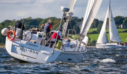 Heckansicht unter Segel der Sun Odyssey 409 Rocky in Flensburg