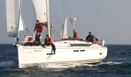 Backbord Bugansicht der Sun Odyssey 409 Rocky in Flensburg