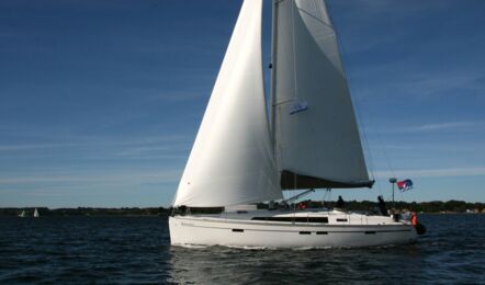 Backbordansicht der Bavaria cruiser 46 Galaxy in Flensburg