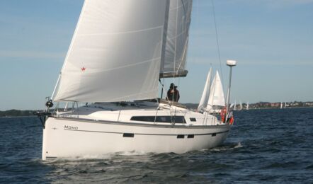 Backbord Bugaufnahme der Bavaria Cruiser 46 Momo in Heiligenhafen