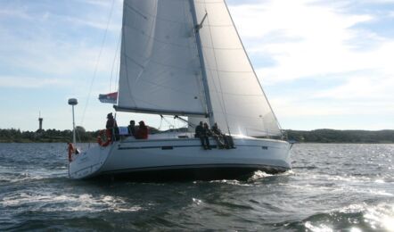 Steuerbord Heck-Aussenaufnahme unter Segeln in Schräglage der Bavaria Cruiser 46 Momo in Heiligenhafen