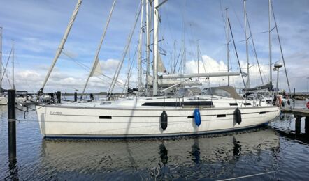 Backbord Aussenaufnahme der Bavaria cruiser 51 "Jumbo" in Heiligenhafen mit alter Sprayhood