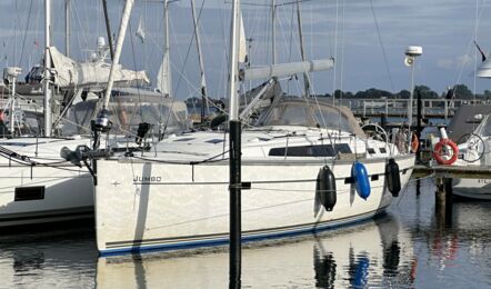 Bug Aussenaufnahme der Bavaria cruiser 51 "Jumbo" in Heiligenhafen mit alter Sprayhood