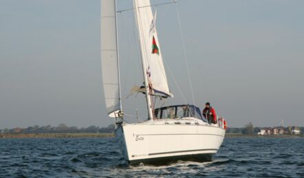 Bug Aussenaufnahme der Beneteau Cyclades 39 "Evita" in Heiligenhafen