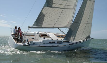 Steuerbordaufnahme unter Segel in Schräglage einer Dufour 40e Performance in Heiligenhafen