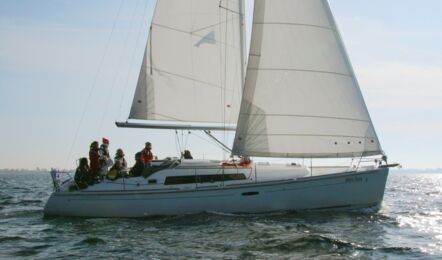 Steuerbord Aussenaufnahme der Oceanis 37 "White Horse" in Flensburg