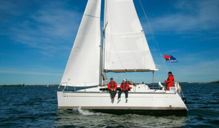 Backbordansicht unter Segel der Sun Odyssey 30i Thunder in Flensburg