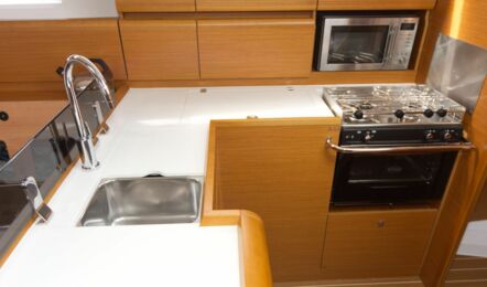 Pantry der Sun Odyssey 409 Rocky in Flensburg