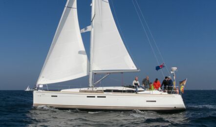 Backbordansicht unter Segel der Sun Odyssey 439 Chuck in Flensburg