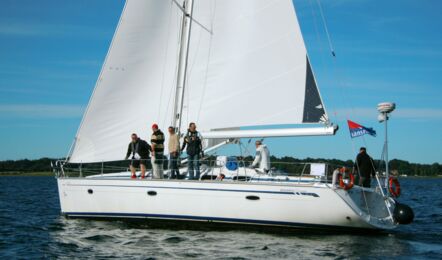 Backbord Aussenaufnahme der Bavaria 46 cruiser "Foxi" in Heiligenhafen