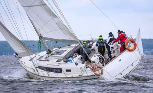 Heck Backbord Aussenaufnahme der Bavaria cruiser 41 Sport "Ventus" (ehemals "Shag") in Heiligenhafen