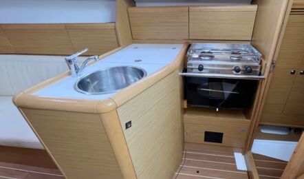 Pantry Innenaufnahme der Sun Odyssey 30i Thunder in Flensburg