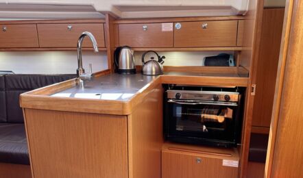 Pantry Innenaufnahme der Bavaria cruiser 33 "Claysea" in Barth