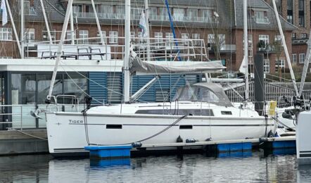 Backbord Aussenaufnahme der Bavaria cruiser 37 "Tiger" in Flensburg