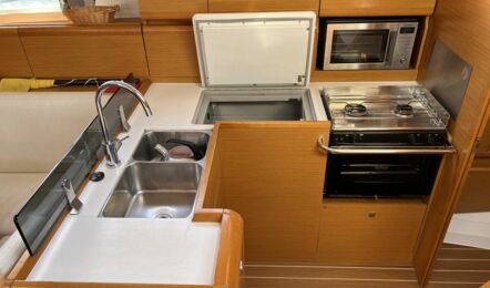 Pantry Innenaufnahme der Sun Odyssey 409 "Shinju" in Heiligenhafen