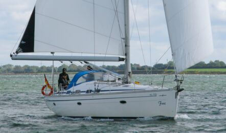 Steuerbord Bug Aussenaufnahme der Bavaria 46 cruiser "Foxi" in Heiligenhafen