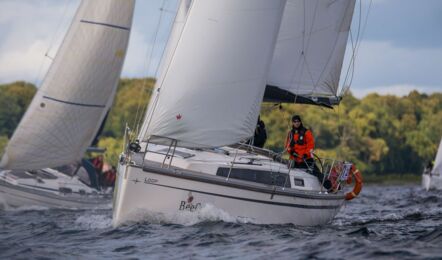 Backbord Bugansicht der Bavaria Cruiser 34 "Loop" in Flensburg