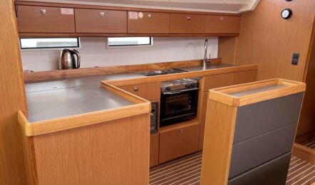 Pantry der Bavaria Cruiser 46 Momo in Heiligenhafen