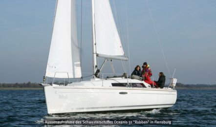 Backbord Aussenaufnahme des Schwesterschiffes Oceanis 31 "Robben" in Flensburg