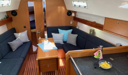 Salon Innenaufnahme der Bavaria cruiser 32.2 "Friends" in Heiligenhafen