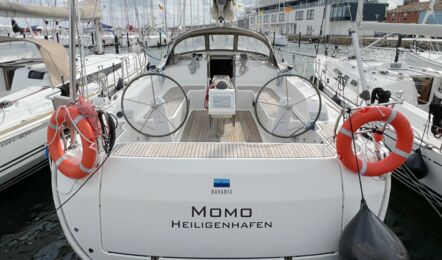 Heckaufnahme der Bavaria Cruiser 46 Momo in Heiligenhafen