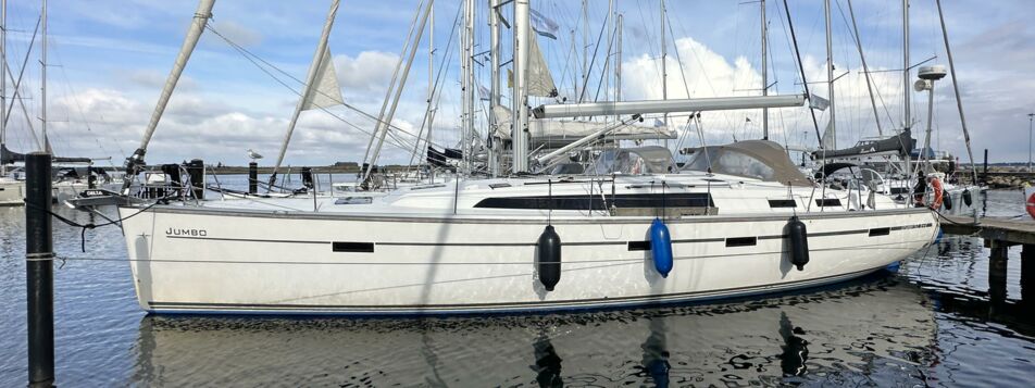 Backbord Aussenaufnahme der Bavaria cruiser 51 "Jumbo" in Heiligenhafen mit alter Sprayhood