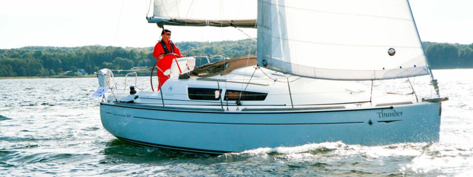 Aussenaufnahme der Sun Odyssey 30i Thunder in Flensburg